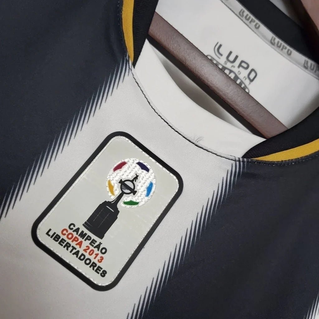 Camisa Atlético Mineiro Home Retrô 2013 Patch da Libertadores - Preta e Branca - Lupo - Manto Club
