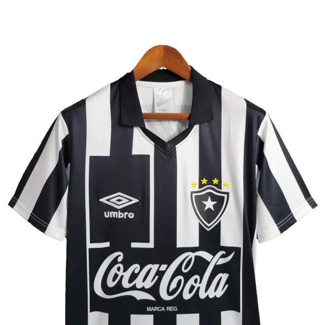 Camisa Botafogo I Retrô 1997 Torcedor Masculina - Branca com listras pretas com patrocínio da Coca Cola - Manto Club